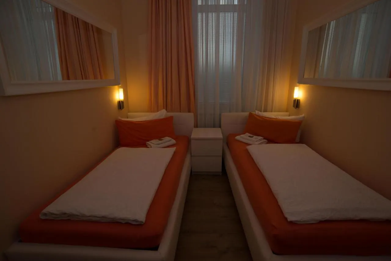 City Guesthouse Pension ברלין 2*,